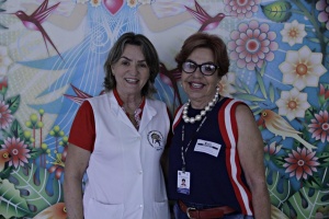 Assistente social e servidora do TRT sorriem 