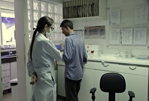 Funcionária do hospital confere itens entregues