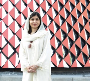 Malala com roupa e véu brancos