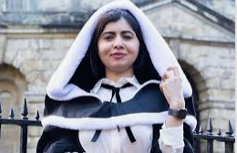 Malala com vestimenta da formatura em Oxford