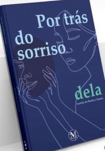 Capa do livro. A imagem possui um fundo roxo, com os traços em branco do desenho de uma mulher segurando uma máscara roxo escura. Sobre o fundo o título na cor azul claro, escrito "Por trás do sorriso dela".