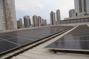Placas fotovoltaicas instaladas no teto do edifício Ialba-Luza