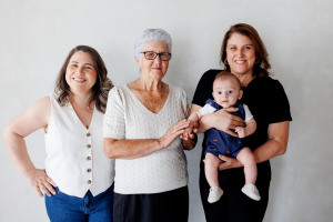 Avó, filha, neta e bisneto (bebê) pousam pra foto