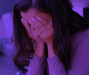 imagem ilustrativa mostra mulher com as mãos no rosto