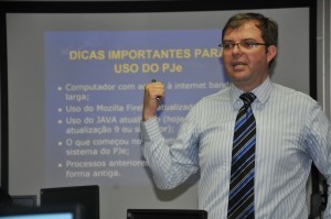 Servidor Flávio Tormin ministrando curso de capacitação do PJe-JT