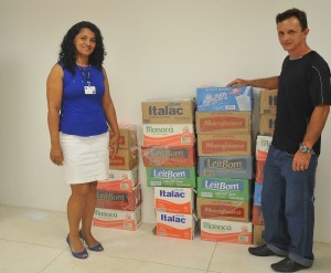 Servidora Silvana, do Núcleo de Cerimonial, fez a entrega à entidade.