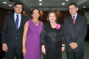 Presidente Elza Silveira e o juiz Cleber Sales com os empossados 