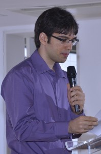 Empossando, André Augusto Gayosa, fazendo a leitura do termo de compromisso no cargo em nome dos demais colegas