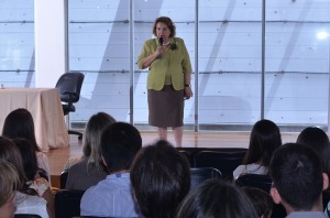 Desembargadora-presidente Elza Silveira, dando as boas-vindas aos novos servidores