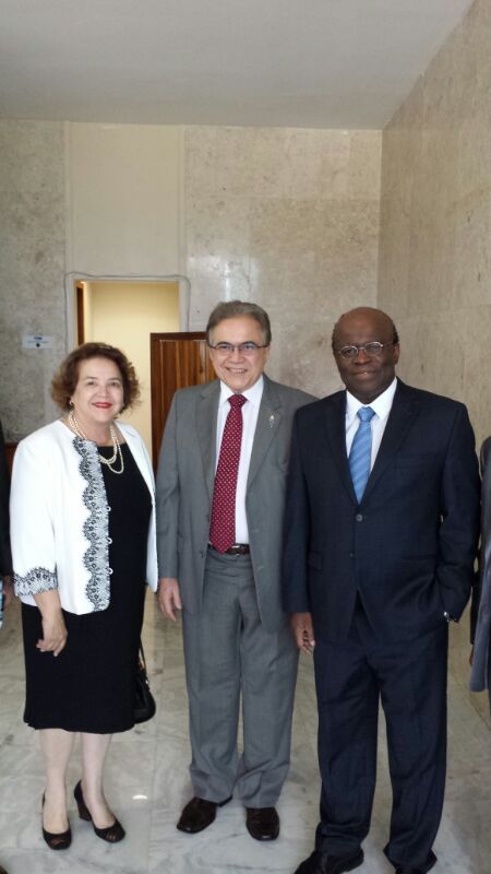 No STF, a desembargadora Elza Silveira posa para foto ao lado do presidente do TRT do Amazonas, desembargador David Mello Júnior ,e do presidente do STF, ministro Joaquim Barbosa.