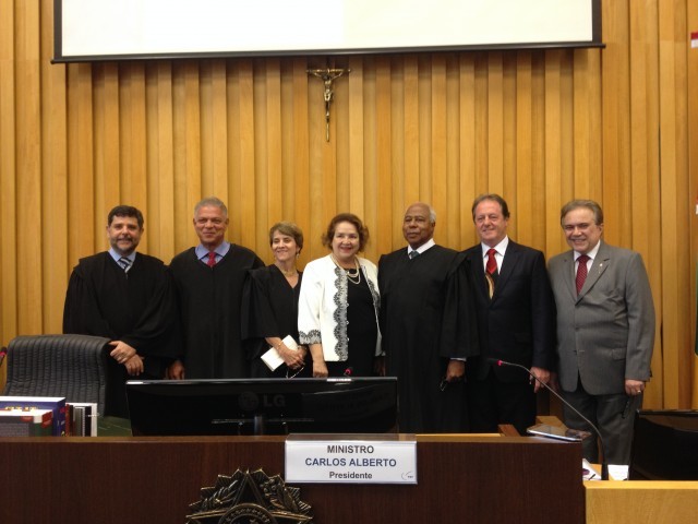 A desembargadora Elza Silveira ao lado do presidente do TST, ministro Carlos Alberto, tendo à esquerda os ministros Delaíde Arantes, Alexandre Belmonte e Caputo Bastos. À direita, o presidente da Anamatra, Paulo Schmid, e o presidente do TRT da 11ª Região, David Mello Júnior.