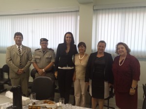 Bernardo Hassel, diretor-tesoureiro da OAB seccional Ceres, Capitão Cunha, da Polícia Militar de Ceres, Ceumara de Sousa Freitas e Soares, juíza auxiliar, Telma de Paula França, vereadora, a prefeita de Ceres Maria Inês do Rosário Brito e a desembargadora-presidente do Tribunal, Elza Silveira