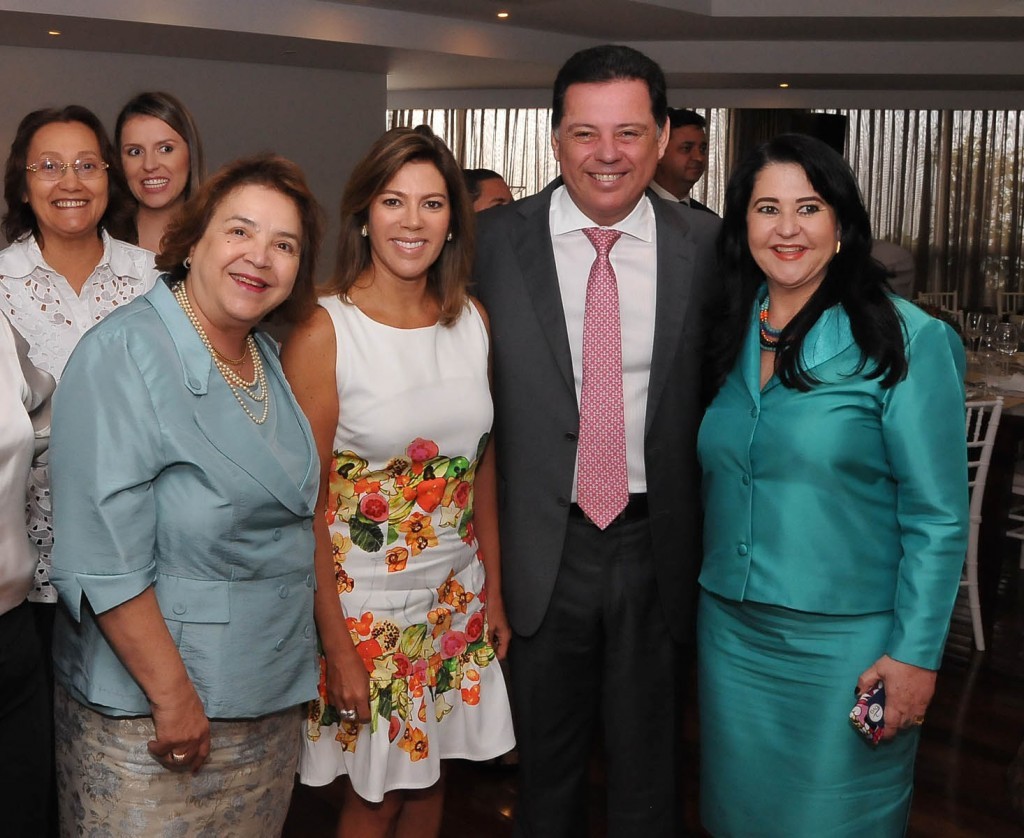 A presidente do TRT, desembargadora Elza Cândida da Silveira, prestigiou na tarde da última segunda-feira o almoço oferecido pelo governador de Goiás, Marconi Perillo, em celebração ao Dia Internacional da Mulher no Palácio das Esmeraldas. Na foto, a doutora Elza Cândida aparece ao lado da primeira-dama do estado, Valéria Perillo, o governador e a desembargadora do Tribunal de Justiça do Estado de Goiás, Sandra Regina Teodoro Reis.