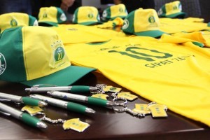 camisetas, bonés e chaveiros que serão distribuídos para os 4,5 mil empregados efetivos da empresa