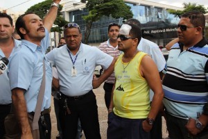 Trabalhadores do transporte coletivo na porta do TRT 