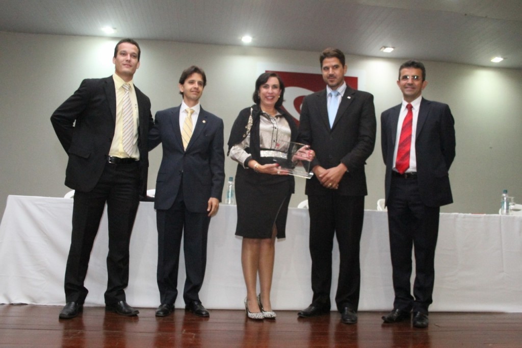 A Desembargadora Khatia Maria Bomtempo de Albuquerque foi homenageada pela Associação Goiana dos Advogados Trabalhistas (Agatra) durante o encerramento da 2ª Caravana da Agatra de 2014, realizada na cidade de Catalão/GO, no dia 13 de maio. Ela recebeu a homenagem das mãos dos organizadores do encontro, o Diretor do CESUC, Paulo Antônio de Lima, do Presidente da AGATRA, Rafael Cortez, do Presidente da Subseção da OAB/CATALÃO, Randall de Melo Gomes, e do Vice Presidente da ABRAT, Eliomar Pires Martins (foto).