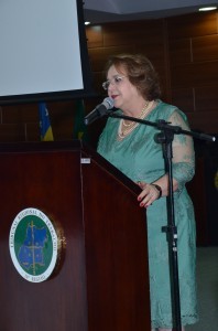A presidente Elza da Silveira discursando na aula inauguração da pós-graduação