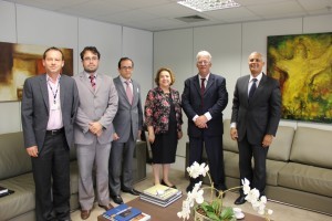 Presidente Elza Silveira com os advogados Paulo Felipe Souza, o procurador do Estado José Antônio de Podesta Filho e o advogado William Guimarães, além do secretário-geral Judiciário, Marcos Antunes