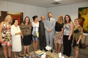 O juiz Guilherme Murici com os pais, parentes e amigos e a desembargadora Kathia Albuquerque