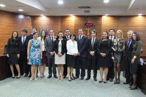 A desembargadora Kathia Albuquerque juntamente com os componentes da banca examinadora e candidatos aprovados na prova oral do concurso público para provimento de cargos de juiz do trabalho substituto