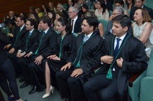 Presidente Elza Silveira dá posse a sete novos juízes. Também prestigiaram a solenidade os desembargadores Paulo Pimenta e Daniel Viana Júnior e a procuradora-chefe da PRT-GO, Janilda Guimarães