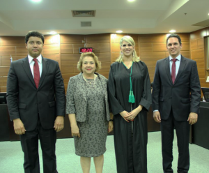 Presidente do TRT, desembargadora Elza Silveira ao lado dos novos titulares de VT e da nova juíza do trabalho