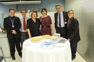 A presidente Elza Silveira com Elisa Teixeira, gerente geral da unidade, Wellerson Ferreira Mello, superintendente de Negócios de Governo e Judiciário e empregados da agência do TRT