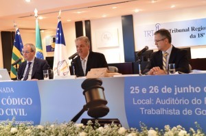 Desembargador Eugênio Cesário Rosa mediou o debate