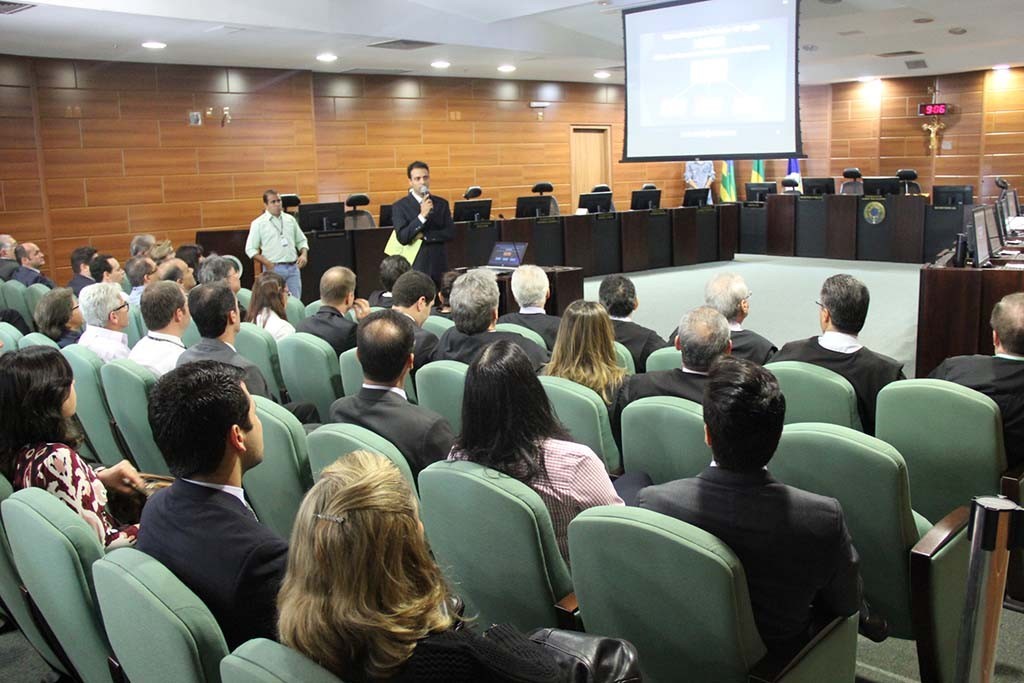 Os servidores Rafael e Augusto fazem apresentação do sistema