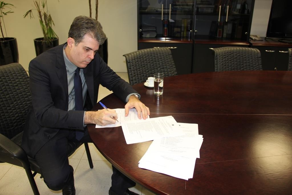 Presidente Aldon Taglialegna assina portarias  de nomeação de 167 servidores