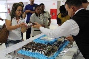 Pela manhã, os servidores, magistrados, advogados e jurisdicionados se depararam com um grande bolo de aniversário no térreo do Fórum Trabalhista de Goiânia.