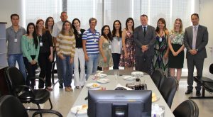 Equipe da 18ª Vara do Trabalho de Goiânia com o desembargador-corregedor, Breno Medeiros, e o diretor da Secretaria da Corregedoria Regional, Marcelo Marques