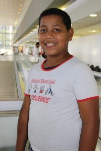 Cauã, um dos estudantes mais participativos, contou o que aprendeu, fez inúmeras perguntas e resumiu sua impressão do programa: “Ensinativo. Ele ajuda o trabalhador para ele não trabalhar de graça”