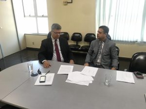 Corregedor em reunião com o juiz Luiz Eduardo Paraguassu