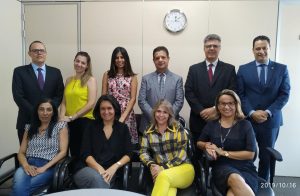 Desembargador-corregedor Daniel Viana e o diretor de Secretaria da Corregedoria, Marcelo Marques, com a equipe da 1ª VT de Anápolis