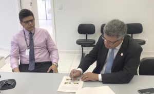 Corregedor em reunião com o diretor de secretaria da VT de Posse