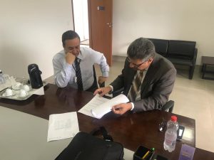 Diretor do Posto de Pires do Rio, Marco Antônio Matos (à esquerda), com o corregedor