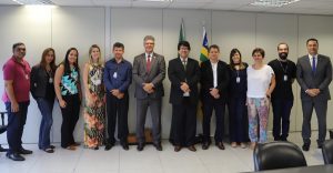 Desembargador Daniel Viana com a equipe da 2ª VT de Goiânia