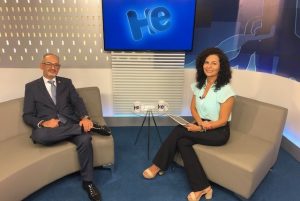 #paratodosverem: foto do estúdio do programa Hora Extra mostra o convidado e a apresentadora