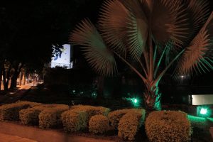 fachada do TRT com iluminação verde