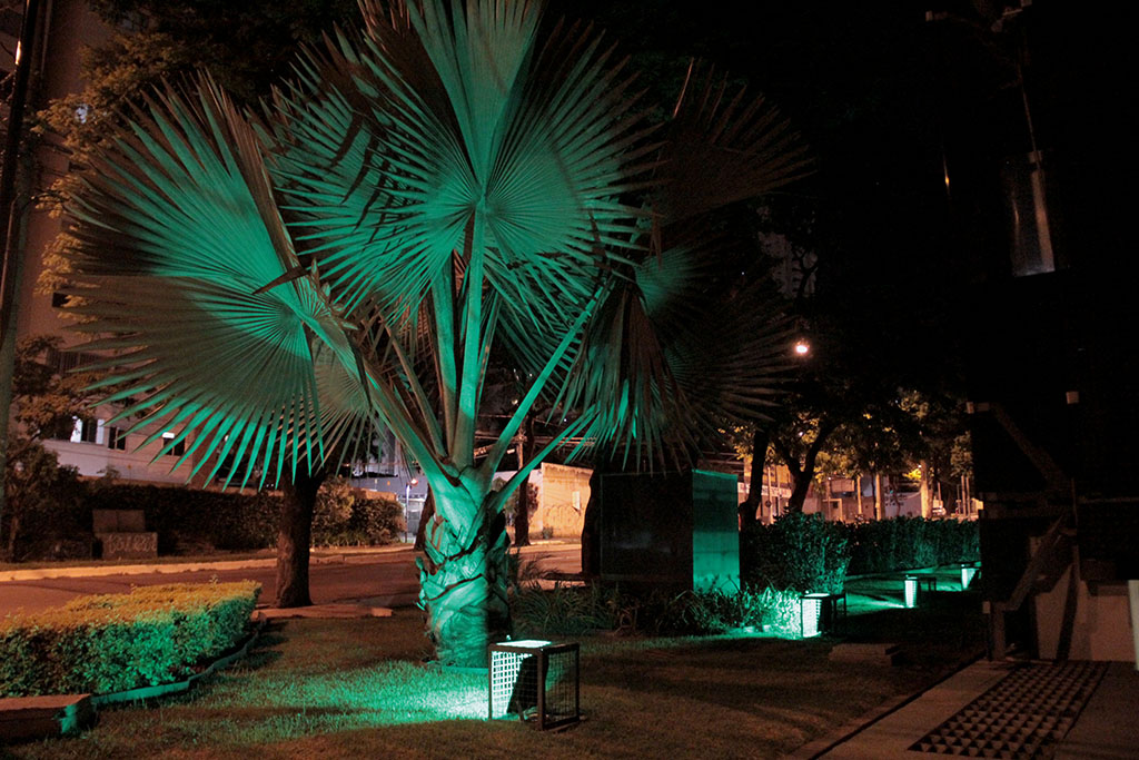 Calçada do TRT iluminada em verde