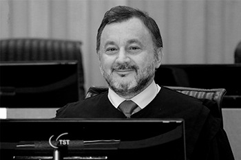 Ministro Walmir Oliveira da Costa numa foto em preto e branco