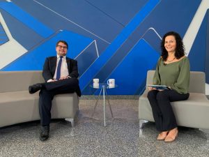 O advogado Rafael Teles sentado no estúdio do Hora Extra ao lado da jornalista Fabíola Villela