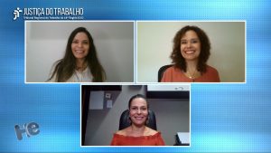 as juízas Andressa Menegaz e Kassandra Lima com a jornalista Fabíola Villela na tela de gravação da entrevista on-line