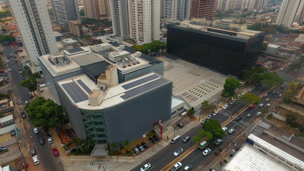 foto aérea do complexo trabalhista de Goiânia, mostrando três edifícios e uma praça ao centro