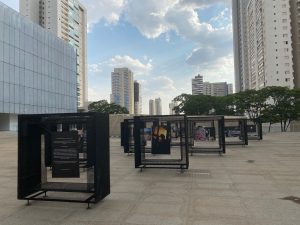 Imagem da praça do TRT com as placas com exposição de artes