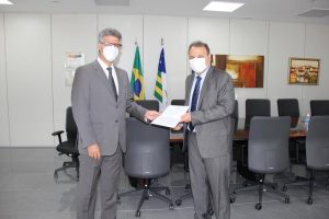 Presidente do TRT-18 recebe documento do juiz do TJ-GO