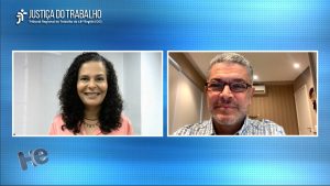 Print da jornalista e do entrevistado de estúdio do programa de TV do TRT
