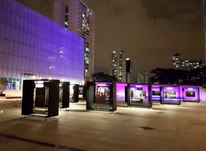 Praça do Complexo Trabalhista com iluminação rosa