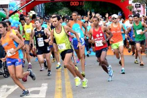 largada de atletas em corrida de rua